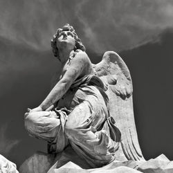 Weisser-engel-statue-sizilien