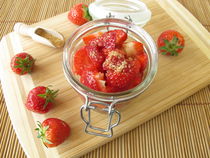 Gezuckerte Erdbeeren im Glas by Heike Rau