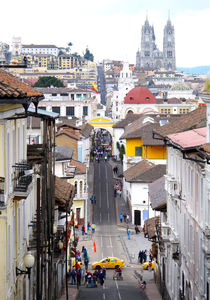 Straße in Quito / Ecuador by reisemonster
