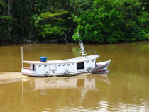 ein weißes Boot auf dem Amazonas by reisemonster