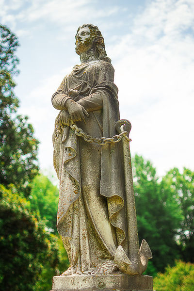 Elmwood-cemetery-006-lr-magichour-l-and-e-womanwithchain