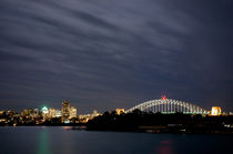 Sydney North Shore Skyline at Night with Harbour Bridge von Tim Leavy