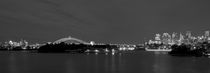 Black & white panorama of Sydney Skyline von Tim Leavy