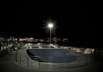 Bondi Skate Bowl at night von Tim Leavy