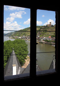 Fensterblick aus der Pfalz auf Kaub am Rhein und Burg Gutenfels by buellom