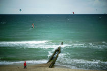 Strandwanderer, Kiter und Surfer by Sabine Radtke