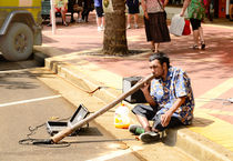 A busker playing a didgeridoo in Australia von Chris Edmunds