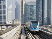 Fahrt mit Dubais Metro by Renée König