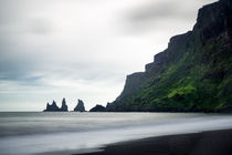 Island Iceland Vik Reynisdrangar - water and cliffs by Matthias Hauser