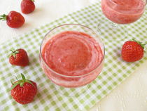 Erdbeer-Schaum in kleinen Dessertgläsern von Heike Rau