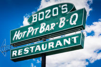 Bozo's Hot Pit Bar-B-Q Sign von Jon Woodhams