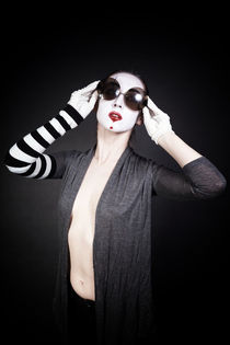 Female mime in round sunglasses  von Igor Korionov