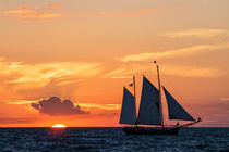 Segelschiff und Sonnenuntergang von Rico Ködder