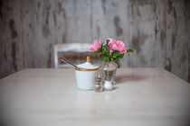 white tabel- pink rose von neetes