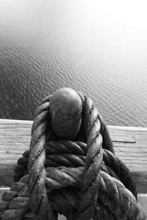 Belaying pins on a tall ship and calm sea - monochrome von Intensivelight Panorama-Edition