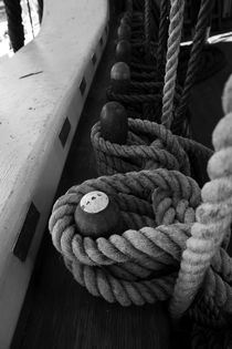 Belaying pins and ropes on a tall ship von Intensivelight Panorama-Edition