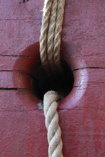 Red wood and hemp ropes by Intensivelight Panorama-Edition
