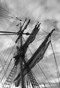 Mast and sails of a brig - monochrome von Intensivelight Panorama-Edition