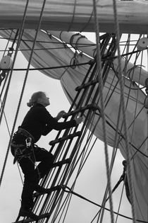 Female sailor in the rigging - monochrome by Intensivelight Panorama-Edition