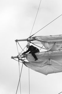 Woman unfastening sails - monochrome by Intensivelight Panorama-Edition