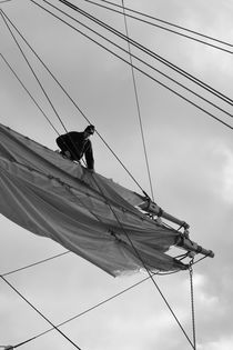 Seaman loosening a sail - monochrome von Intensivelight Panorama-Edition