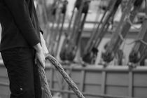 Sailor holding a rope - monochrome von Intensivelight Panorama-Edition