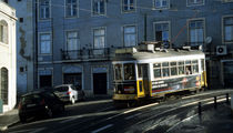 Historische Lissaboner Strassenbahn im Morgenlicht by Thomas Erbacher