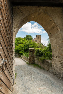 Burg Liebenstein durch Burgtor Sterrenberg von Erhard Hess