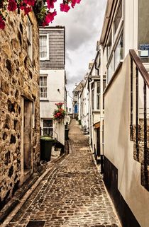 Narrow cobbled street von Jeremy Sage