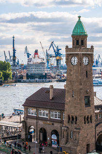 Hamburg Queen Elizabeth an den Landungsbrücken II von elbvue by elbvue