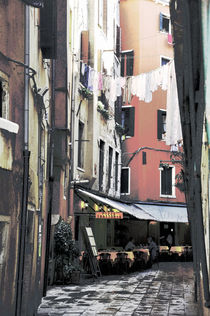 Poster Gasse in Venedig mit Restaurant, Variante 1 by Doris Krüger