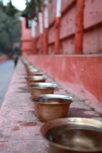 Prayer bowls, Bodhgaya von Tasha Komery