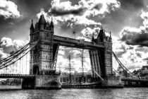 Tower Bridge and passing ship von David Pyatt