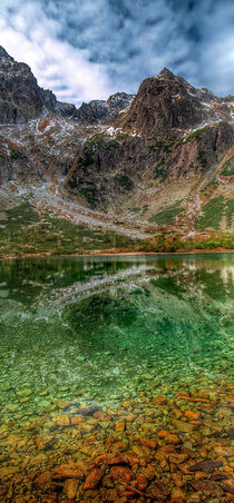 Reflection of mountain lake von Tomas Gregor
