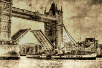 Tower bridge and the Waverley Vintage by David Pyatt