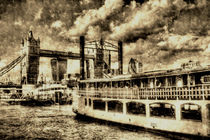Tower Bridge and the Elizabethan Vintage von David Pyatt
