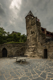 Burg Stahleck-Innenhof düster by Erhard Hess