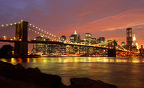 Brooklyn Bridge und Skyline bei Nacht von buellom