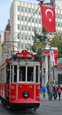 historische Straßenbahn in Istanbul by loewenherz-artwork