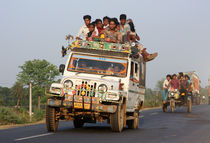 Overloaded Indian Jeep taxi  von studio-octavio