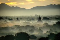 Im Ballon im Morgendunst über Bagan, Myanmar von marie schleich