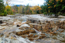 Herbst am Fluß - the flowing water of swift river, USA von marie schleich