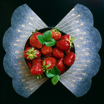 Stillleben mit Erdbeeren.  by li-lu