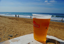 Beer on the Beach  von Rob Hawkins