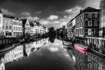 Reflections over Ghent with pink von Rob Hawkins