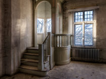 'Turmzimmer mit Treppe - Verlassene Orte' von sicht-weisen