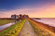 Dutch coastal village at sunrise von Sara Winter