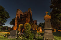 Kirche und Friedhof bei Nacht in Ostfriesland von bildwerfer
