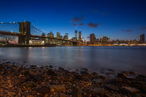 Beleuchtete Brooklyn Bridge in New York by bildwerfer