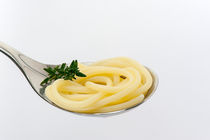 Spaghetti Nudeln auf einem Löffel verziert mit Rosmarin von Tatjana Walter